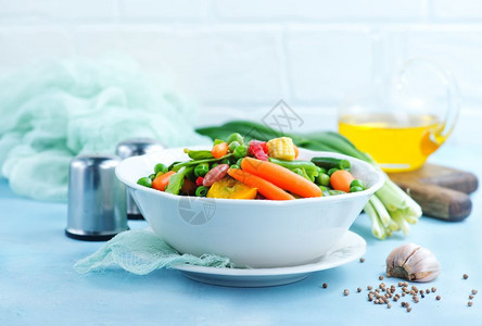盘子上和桌的原菠菜，优质维C，营养健康背景图片