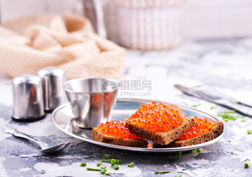 金属板上的红鲑鱼子酱图片