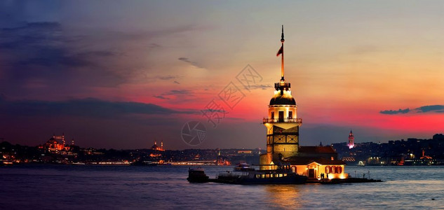 晚上在土耳其伊斯坦布尔的Maiden塔图片