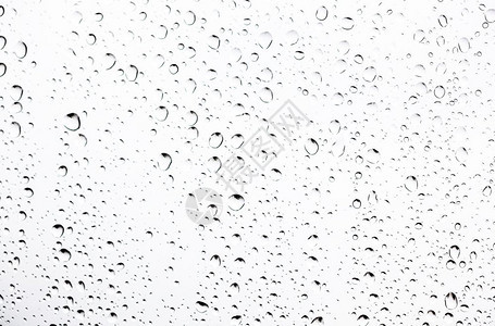玻璃白色抽象背景上的水滴图片