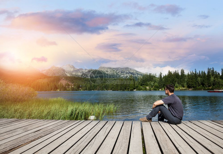 照片 其他 酒店 日落时坐在高山湖边的人.
