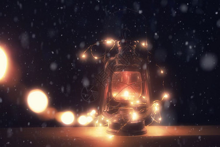 古老的魔法灯笼在寒冬夜有灯光背景图片