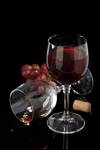 红色葡萄黑色背景的葡萄酒杯背景