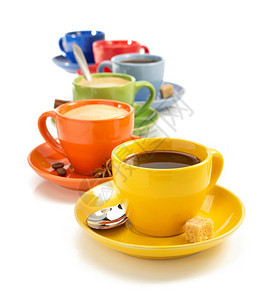 五种颜色各异的咖啡杯背景图片