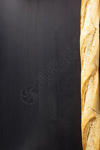 木背景的法国面包图片