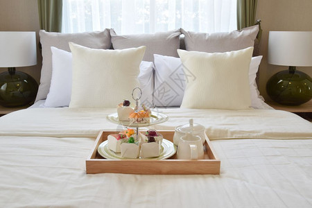 室内设计装饰茶和床上甜点图片