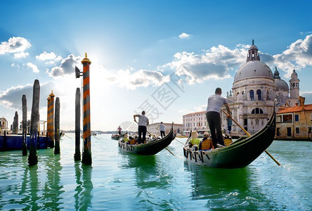 沿意大利威尼斯Gand运河沿Gand的Gondolas骑着Gondolas骑着GandCanal的GondolasCanal的G图片