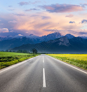 穿过山区的道路图片