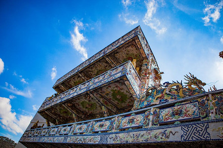 LinhPhuoc佛寺以其盛的金芽佛塔闻名位于Dalat主站旅游铁路的尽头图片