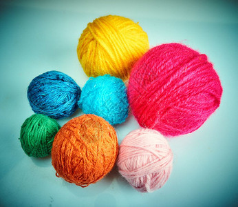 彩色羊毛线球双针的多彩条背景图片