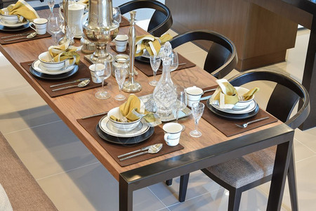 现代住宅的木桌和舒适椅子桌布优雅图片