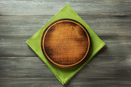 木制背景板上的餐巾纸图片