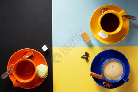 三色拼接背景的三色咖啡杯图片