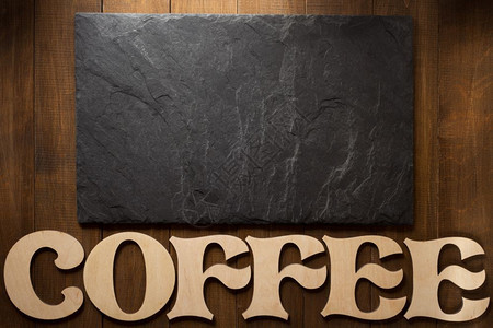 木背景上的黑白石和咖啡字母图片