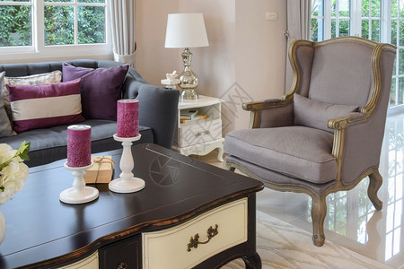 客厅桌子配有经典沙发椅子和装饰桌灯的豪华客厅设计背景