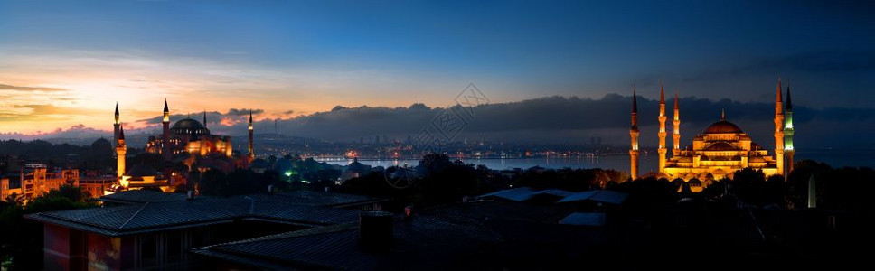 土耳其Bosphorus附近Bosphorus日落时的蓝色清真寺和HagiaSophia的观景伊斯坦布尔全图片