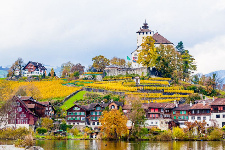 瑞士美丽的阿尔卑斯山风景秋天有教堂和典型的瑞士住房图片