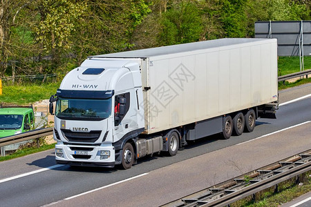 DUSSELDORF德国2017年4月日高速运输货物的大型运卡车高速公路图片