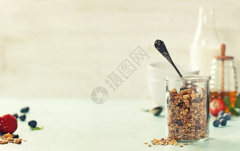 鲜奶蜂蜜浆果燕麦芽坚果种子和干等健康早餐图片