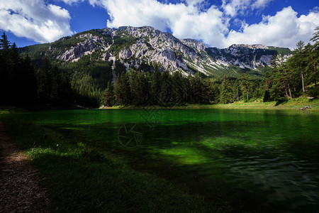 阿尔卑山峰绿湖图片