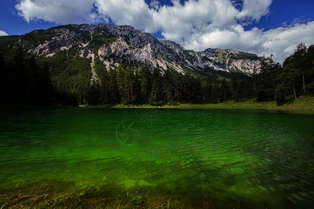 阿尔卑山峰绿湖图片