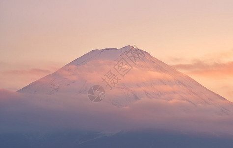 富藤山顶日落时有云图片