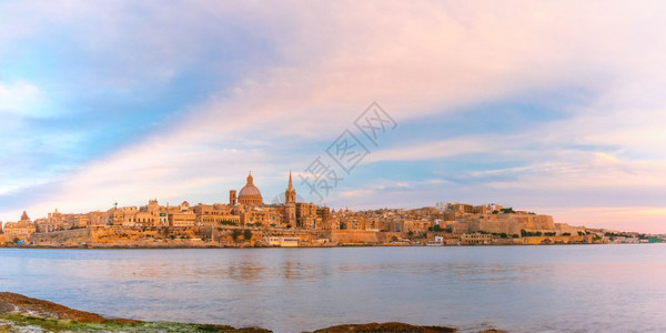 马耳他日落时来自Sliema的VallettaSklyline从Sliema到美丽的日落时ValettaSkyline的全景与卡图片