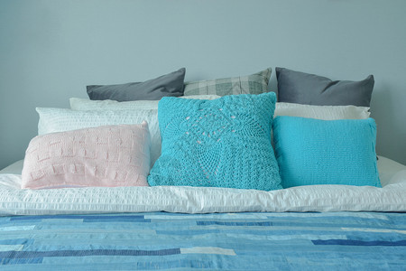 蓝色计划青少年卧室床上枕头丰富多彩图片