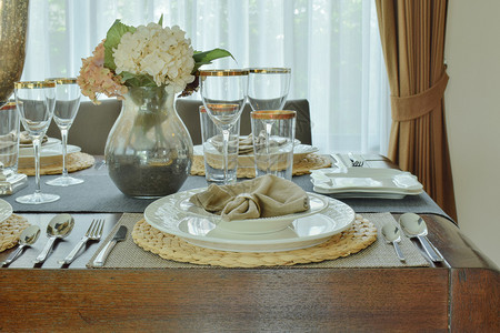 餐桌上的盘子和餐巾图片