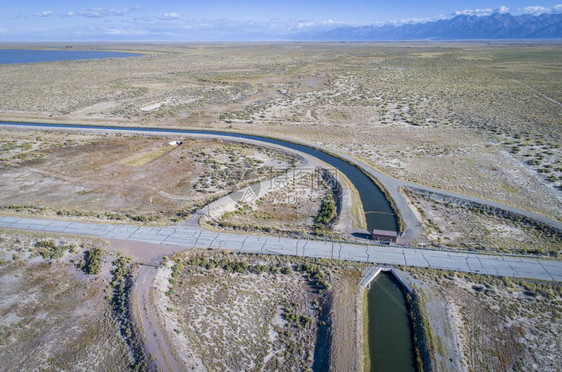 在科罗拉多州圣路易谷抽取地下水并运至里奥格兰德河的封闭盆地项目富兰克林埃迪运河部分的空中观察图片