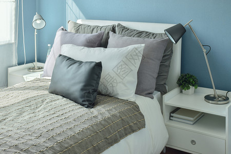 床上有灰色深和蜜蜂枕头蓝墙卧室图片