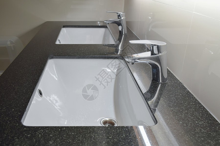 现代式水龙头在厕所的防洗盆下图片