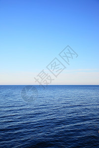波罗的海美丽的海景平面和清蓝天空图片