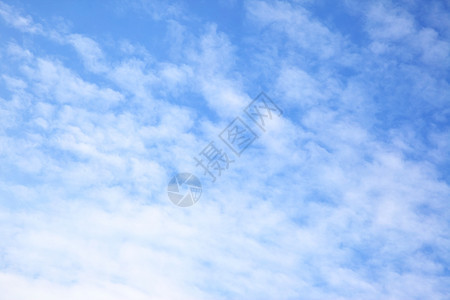 蓝色天空中光云的纹理幕背景图片