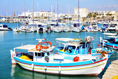 希腊克里特海拉利翁港渔船和游艇图片