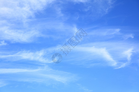 天空中的浅薄云可用作背景图片