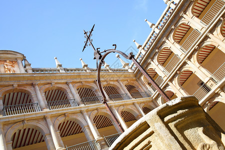 阿尔卡拉大学院落原建于1293年西班牙阿尔卡拉德赫纳雷斯重点在上图片