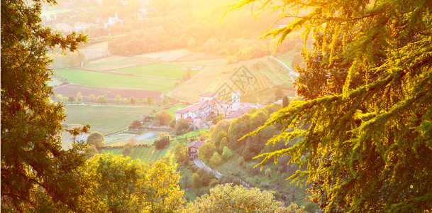 美丽的秋天风景意大利Bergamo郊区图片