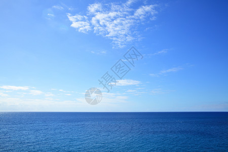 大西洋美丽的海景平面和蓝天空自然照片背景图片