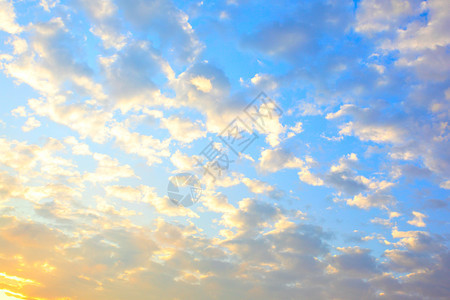 日落时有云的天空可用作背景图片
