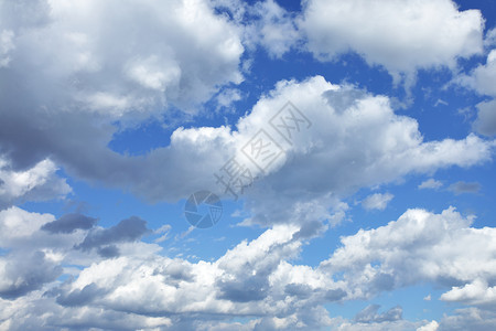 有云的夏空可用作背景图片