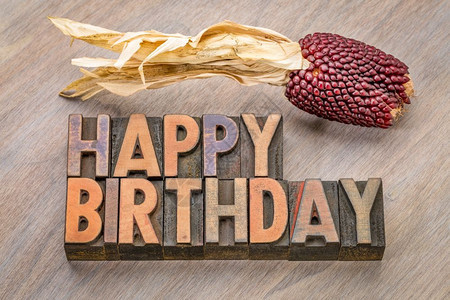 生日快乐贺卡用古老的纸质印刷木头用装饰的草莓玉米对抗有谷物的木头图片