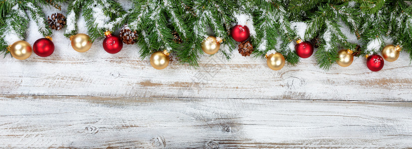 圣诞绿树枝有金饰和红装品印在生锈的白木本底图片
