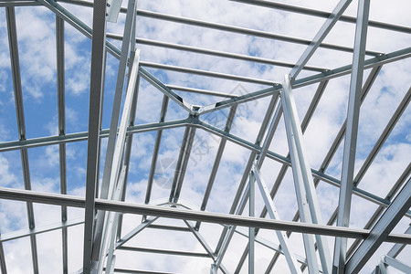 建筑工地蓝色天空和云的钢屋顶板结构图片