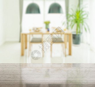 木制餐桌和椅的花岗岩表顶和模糊桌布优雅图片