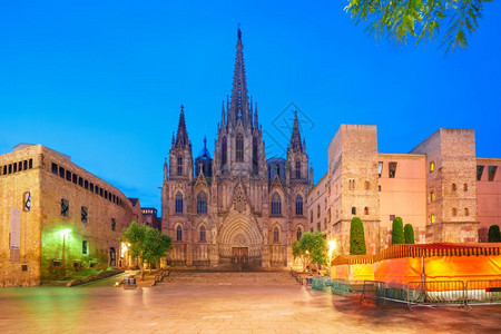 圣十字和尤拉利亚教堂全景清晨蓝色时间巴塞罗那BarriGothic区西班牙加泰罗尼亚图片