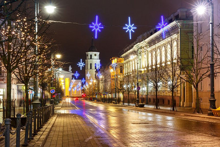 圣诞节Gediminas前景立陶宛维尔纽斯夜间装饰和照亮圣诞节Gediminas前景和大教堂贝尔弗里维纽斯立陶宛波罗的海各州图片