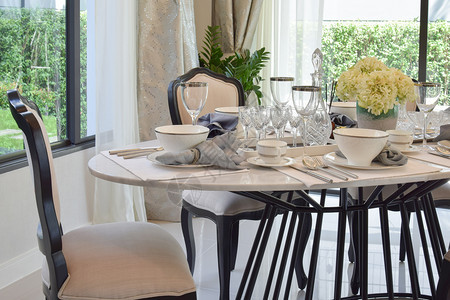 现代家庭餐桌椅和舒适布优雅图片