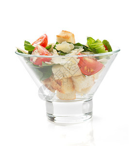 玻璃碗中的caesar沙拉孤立于白色背景图片