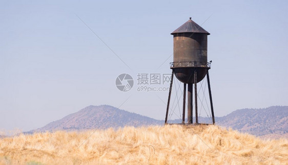 美丽的天空使这个城市水塔的颜色更加突出图片